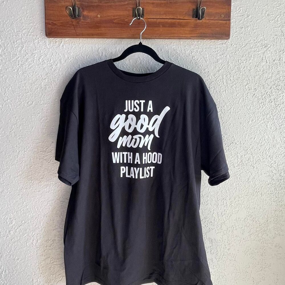Black graphic T "Just a good mom with a hood playlist" XL